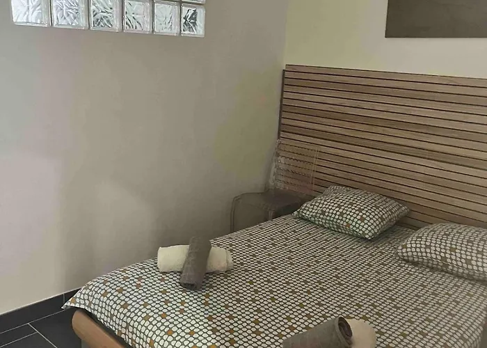 Proche De La 1 דירה *